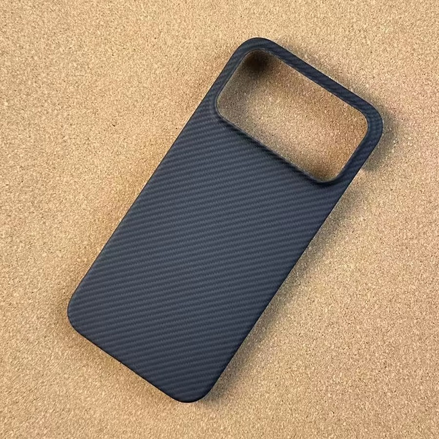 Пластиковая накладка Gabbeen Carbon с Magsafe Magnetic для Apple iPhone 17 Pro/18 Pro черный